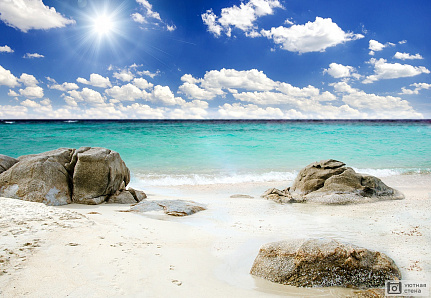 Камни на песчаном пляже