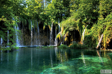 Бирюзовое озеро у водопада, Хорватия
