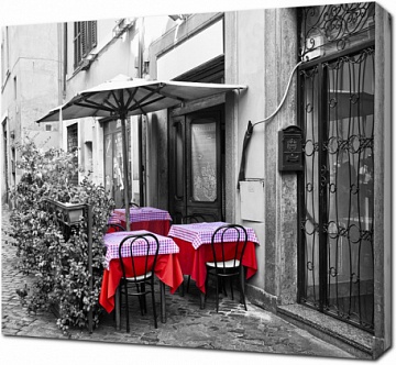 Красные скатерти столов на черно-белом фото кафе