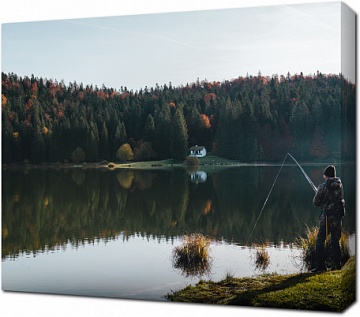 Рыбак на живописном озере