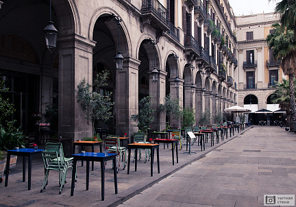 Фотообои Уличное кафе с красочными столами и стульями
