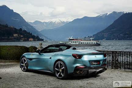 Ferrari portofino на берегу