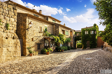 Улочка средневековой деревни Ператальяда. Каталония. Испания