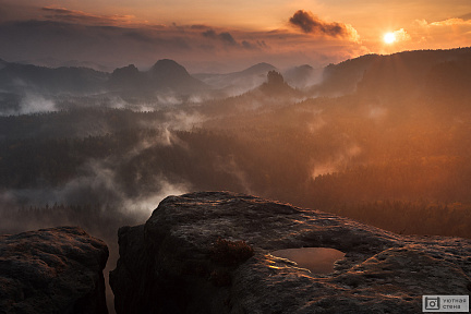 Фотообои Восход над скалами